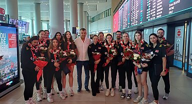 Dünya ikincisi U17 Voleybol Milli Takımı'na havalimanında çiçekli karşılama