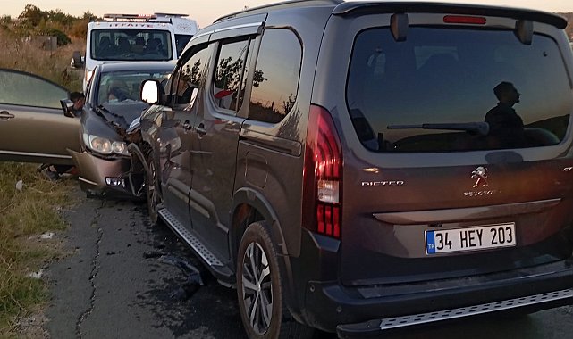 Edirne'de otomobil ile hafif ticari araç kafa kafaya çarpıştı: 2 yaralı