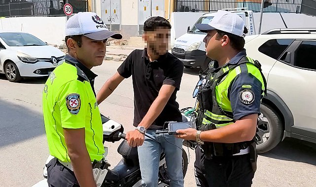Ehliyetsiz sürücü, motosikletini araçların arasına park edip uygulamadan kaçmak isterken yakalandı