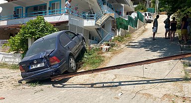 Elektrik direğini devirip evin balkonuna çarpan otomobilin sürücüsü yaralandı