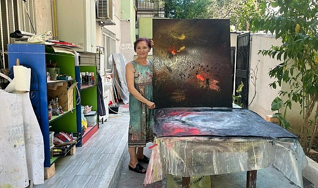 Emekli öğretmen, evinin bahçesini sanat atölyesine çevirdi