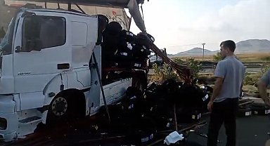Emniyet şeridinde duran TIR'a arkadan başka bir TIR çarptı: 2 yaralı