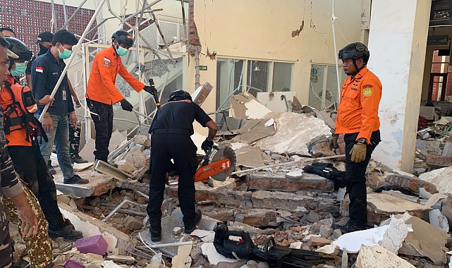 Endonezya'da 7.7 büyüklüğünde deprem: 20 ölü