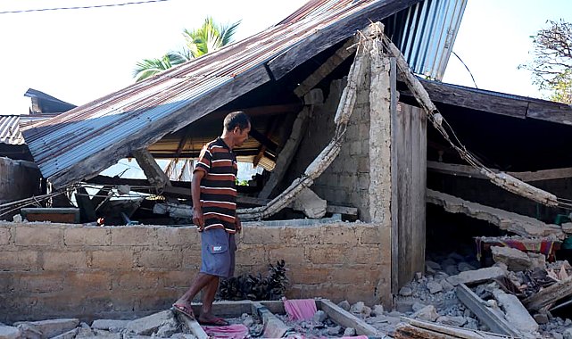 Endonezya'daki 7.7 büyüklüğündeki depremde can kaybı 51'e yükseldi