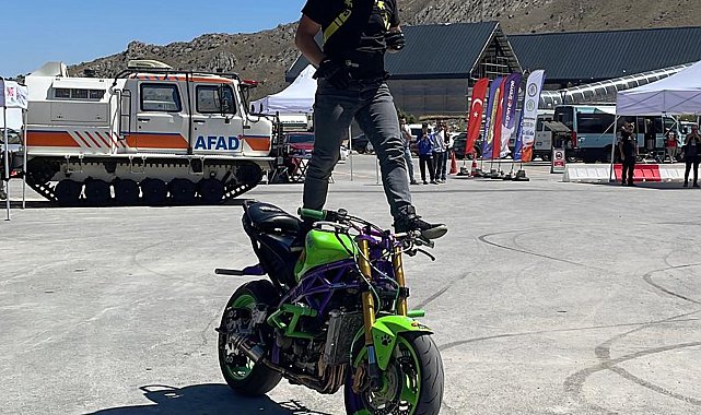 Erzincan'da 'Ergan Motofest' akrobasi şovuyla başladı