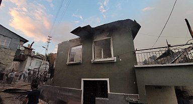 Erzincan'da köyde çıkan yangında 8 ev kullanılamaz hale geldi
