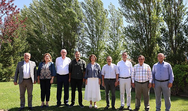 Eskişehir Büyükşehir Belediye Başkanı Ünlüce, Yeni Parti'ye geçti