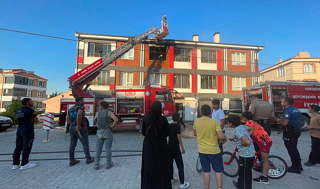 Eskişehir'de iki katlı binada yangın: 4 kişi dumandan etkilendi
