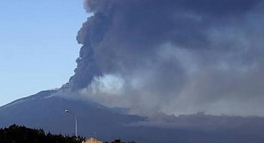 Etna Yanardağı kül püskürttü