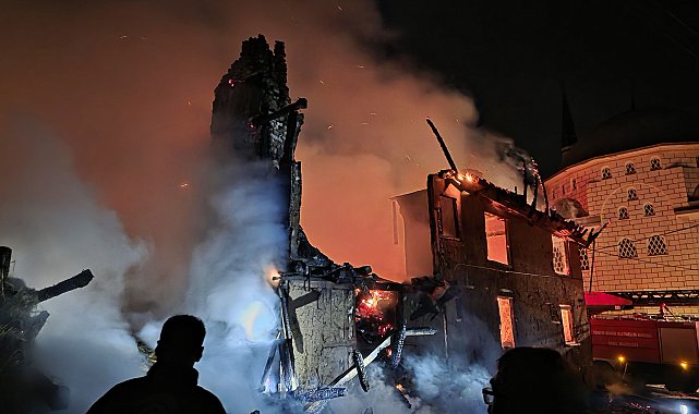 Evde çıkan yangın, samanlık ile başka bir evin çatısına sıçradı
