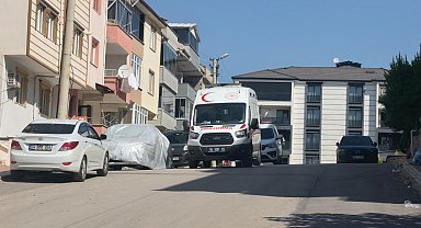 Evinin salonunda kanlar içinde ölü bulundu