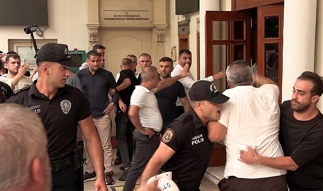 Eylem yapıp belediye binasına girmeye çalışan servisçilere biber gazlı müdahale
