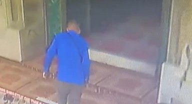 Fatih'te camide 450 bin TL'nin bulunduğu çantanın çalındığı anlar kamerada