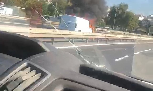 Fatih'te hafif ticari araçta yangın; sahil yolu trafiğe kapandı