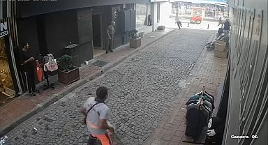 Fatih'te kaçan şüpheliyi esnaf ve temizlik görevlisinin durdurmaya çalıştığı anlar kamerada
