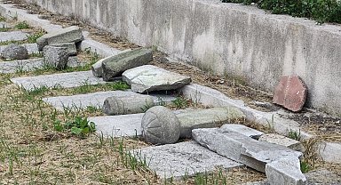 Fatih'te tarihi Haydarhane Camii'nin haziresindeki mezar taşlarına zarar veren şüpheli kaçtı