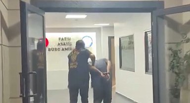 Fatih'te tarihi Haydarhane Camii'nin haziresindeki mezar taşlarına zarar veren şüpheli yakalandı