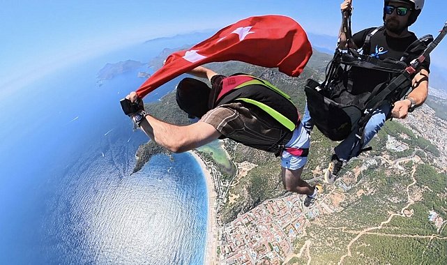 Fethiye'de 30 Ağustos'a özel yamaç paraşütü atlayışı
