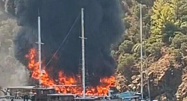 Fethiye'de koydaki tekne yandı, 115 yolcu suya atladı