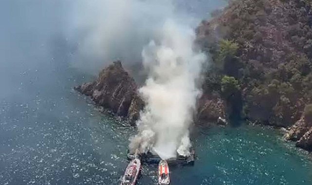 Fethiye'de koydaki tekne yandı, 115 yolcu suya atladı