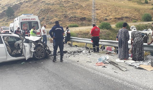 Fındık işçilerini taşıyan minibüs ile otomobil çarpıştı: 6'sı çocuk 11 yaralı