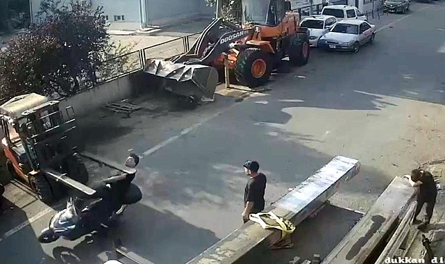 Forklifte çarpan motosikletin sürücüsü yaralandı; kaza kamerada