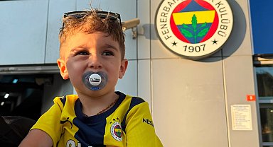 Forması çıkartılmaya çalışılan minik Fenerbahçeli taraftar, Kadıköy'de