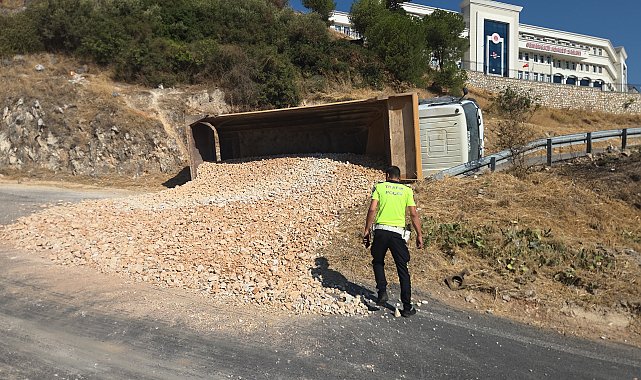 Freni boşalan kamyonu devirerek durduran sürücü yaralandı
