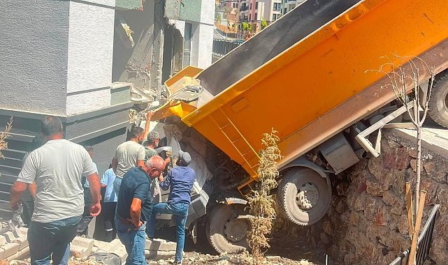 Freni boşaldığı öne sürülen kamyon, binanın duvarına çarptı; 1 yaralı