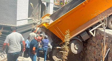 Freni boşaldığı öne sürülen kamyon, binanın duvarına çarptı; 1 yaralı