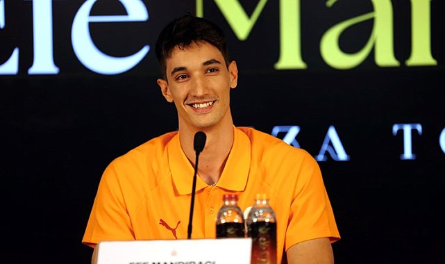 Galatasaray'da voleybol takımının yeni transferi Efe Mandıracı için imza töreni düzenlendi Metin eklendi