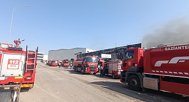 Gaziantep'te elyaf fabrikasında yangın; 2 işçi dumandan etkilendi