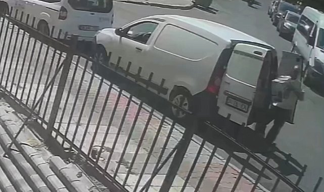 Gaziosmanpaşa'da kargo aracından hırsızlık kamerada