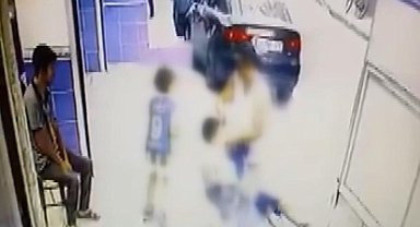 Gaziosmanpaşa'da sokakta oynayan çocukları yere düşürüp darbetti