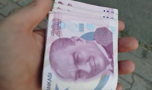Gençler yolda buldukları parayı polise teslim etti