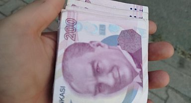 Gençler yolda buldukları parayı polise teslim etti