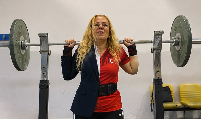 Görme engelli memurdan halterde 100'den fazla madalya