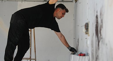 Gündüz elektrikçi, gece sokak müzisyeni