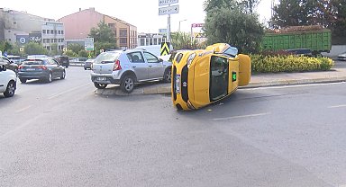 Güngören'de taksi ile otomobil çarpıştı: 2 yaralı