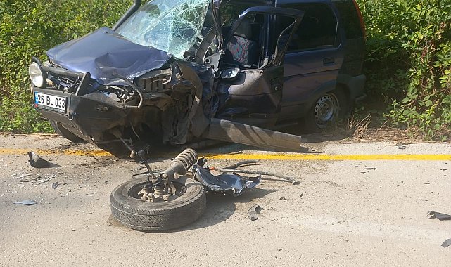 Hafif ticari araç ile minibüs çarpıştı: 1'i bebek 9 yaralı