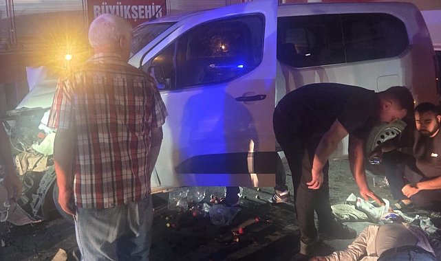 Hafif ticari araç ile otomobil çarpıştı: 7 yaralı