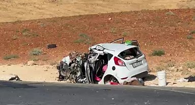 Hafif ticari araç ile otomobil, kafa kafaya çarpıştı; 2 ölü, 4 yaralı