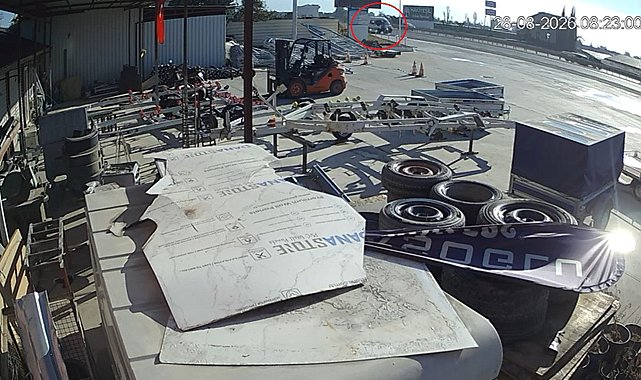 Hafif ticari aracın çarptığı motosikletteki 2 kişi yaralandı; kaza kamerada