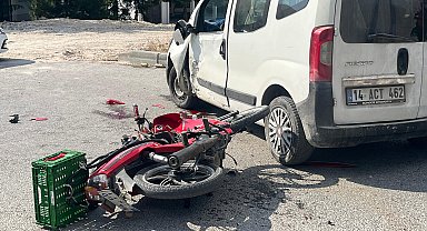 Hafif ticari araçla çarpışan motosikletin sürücüsü ağır yaralı