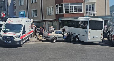 Halk otobüsü ile otomobil çarpıştı: 7 yaralı