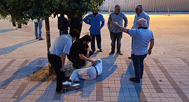Hastane yakınındaki kazada yaralanan sürücüye, doktor duvardan atlayarak müdahale etti