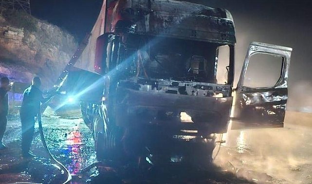 Hatay'da seyir halindeyken alev alan TIR yandı