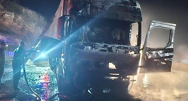 Hatay'da seyir halindeyken alev alan TIR yandı