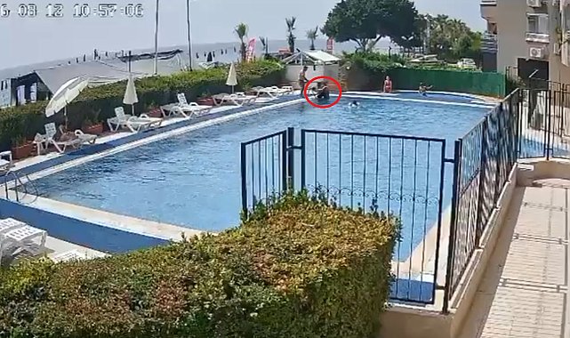 Havuzda boğulma tehlikesi geçiren çocuğu görevli kurtardı; o anlar kamerada