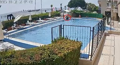 Havuzda boğulma tehlikesi geçiren çocuğu görevli kurtardı; o anlar kamerada